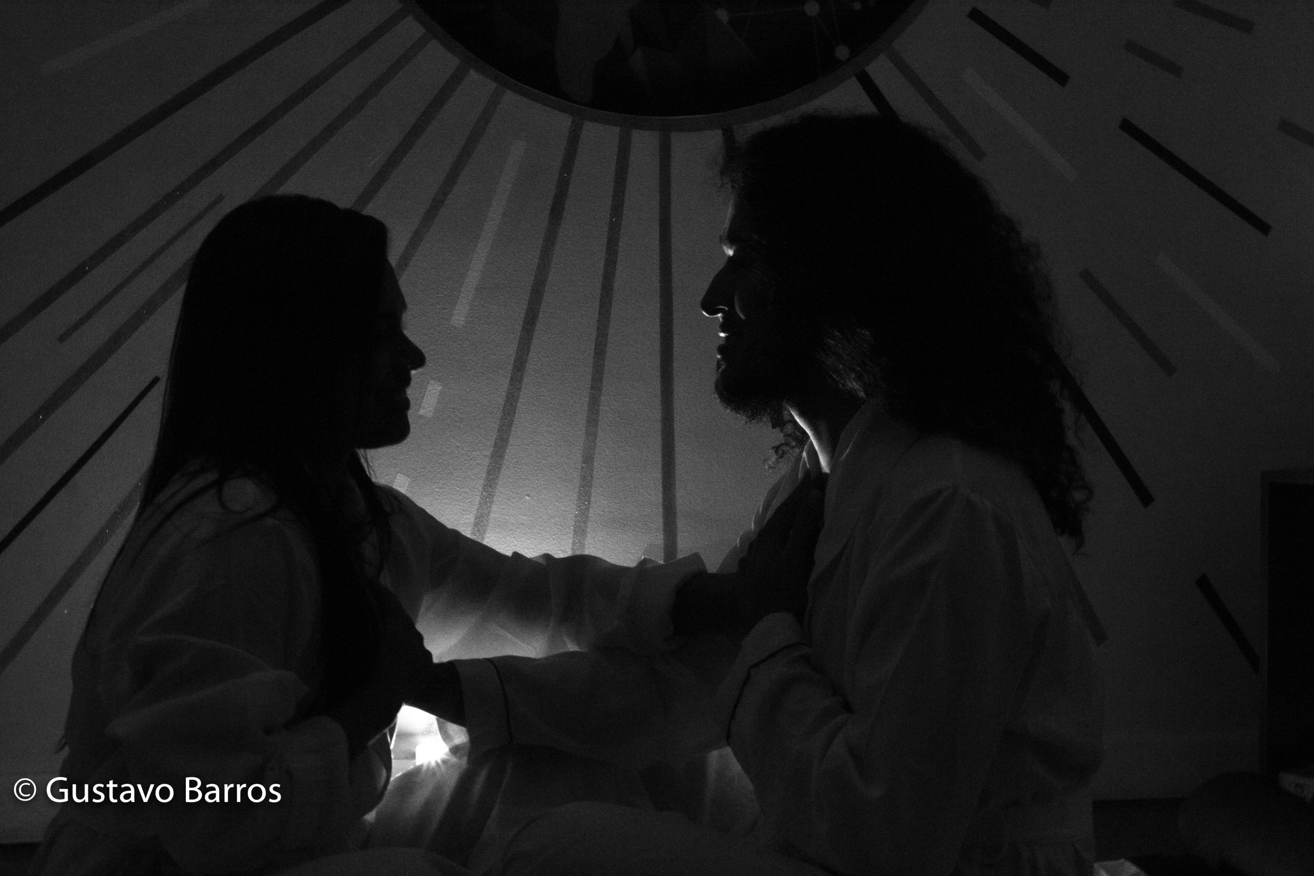 Casal meditando juntos